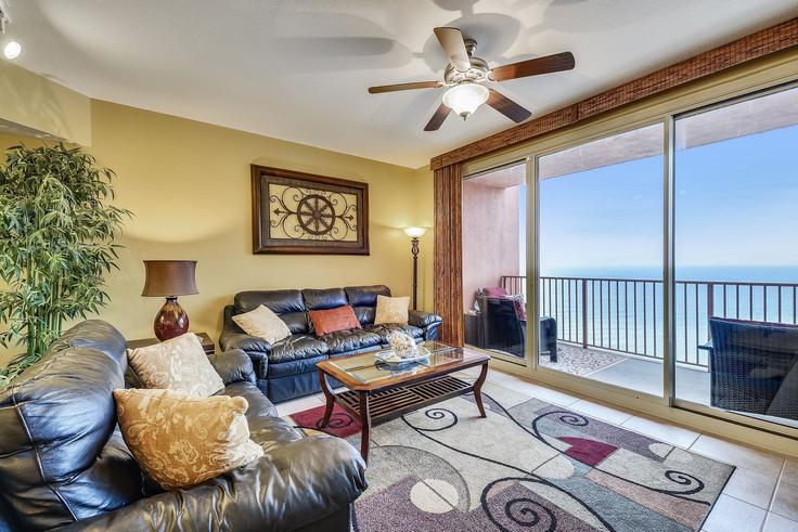 Panama City Beach, Panama City Beach에 위치한 Building Gulfside Court - vacations-perfected - 1523342 유닛의 세련된 인테리어가 돋보이는 거실 Panama City Beach, Panama City Beach에 위치한 Building Gulfside Court - vacations-perfected - 1523342 유닛의 세련된 인테리어가 돋보이는 거실