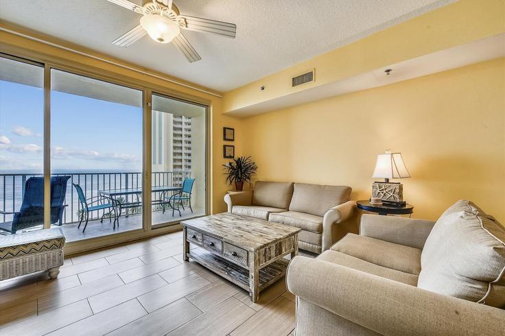 Panama City Beach, Panama City Beach에 위치한 Building South Thomas Drive - vacations-perfected - 1523311 유닛의 세련된 인테리어가 돋보이는 거실 Panama City Beach, Panama City Beach에 위치한 Building South Thomas Drive - vacations-perfected - 1523311 유닛의 세련된 인테리어가 돋보이는 거실