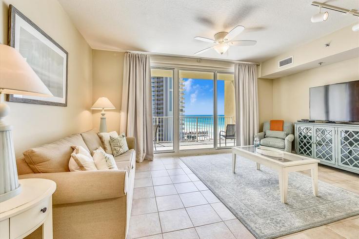 Sala de estar elegantemente projetada com móveis modernos em um apartamento no Building Gulfside Court - vacations-perfected - 1523340 em Panama City Beach, Panama City Beach Sala de estar elegantemente projetada com móveis modernos em um apartamento no Building Gulfside Court - vacations-perfected - 1523340 em Panama City Beach, Panama City Beach