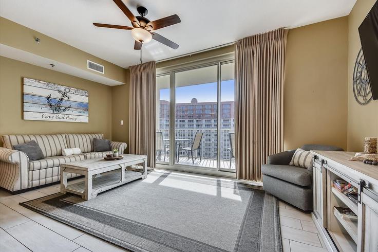 Panama City Beach, Panama City Beach에 위치한 Building Gulfside Court - vacations-perfected - 1523344 유닛의 세련된 인테리어가 돋보이는 거실 Panama City Beach, Panama City Beach에 위치한 Building Gulfside Court - vacations-perfected - 1523344 유닛의 세련된 인테리어가 돋보이는 거실