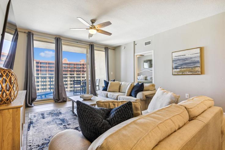 Panama City Beach Panama City BeachのBuilding Gulfside Court - vacations-perfected - 1523320のアパートメントにある、モダンな家具を備えたエレガントなデザインのリビングルーム Panama City Beach Panama City BeachのBuilding Gulfside Court - vacations-perfected - 1523320のアパートメントにある、モダンな家具を備えたエレガントなデザインのリビングルーム