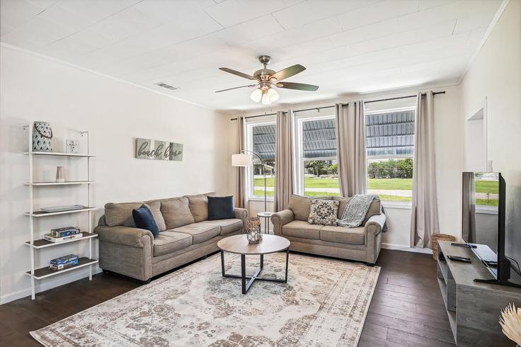 Sala de estar elegantemente projetada com móveis modernos em um apartamento no Building Mercedes Avenue - vacations-perfected - 1523335 em Panama City, Panama City Sala de estar elegantemente projetada com móveis modernos em um apartamento no Building Mercedes Avenue - vacations-perfected - 1523335 em Panama City, Panama City