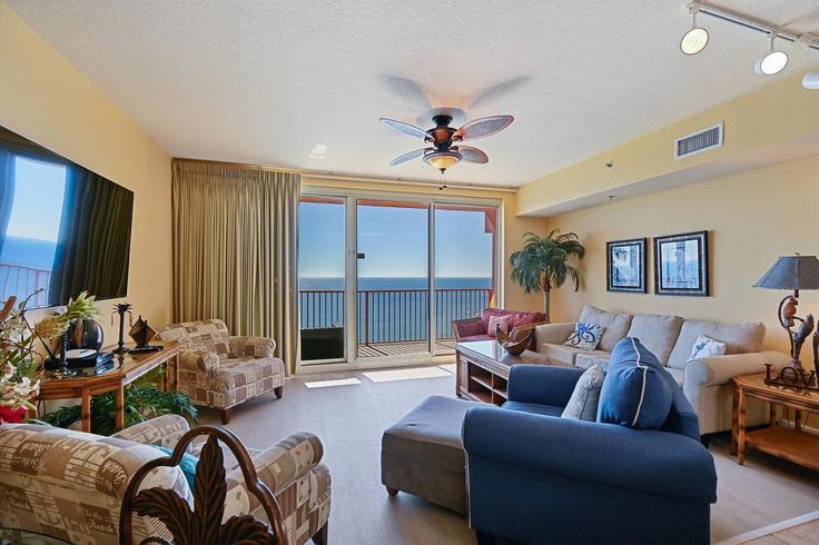 Elegant gestaltetes Wohnzimmer mit moderner Einrichtung in einer Wohnung im Building South Thomas Drive - vacations-perfected - 1523351 in Panama City Beach, Panama City Beach Elegant gestaltetes Wohnzimmer mit moderner Einrichtung in einer Wohnung im Building South Thomas Drive - vacations-perfected - 1523351 in Panama City Beach, Panama City Beach