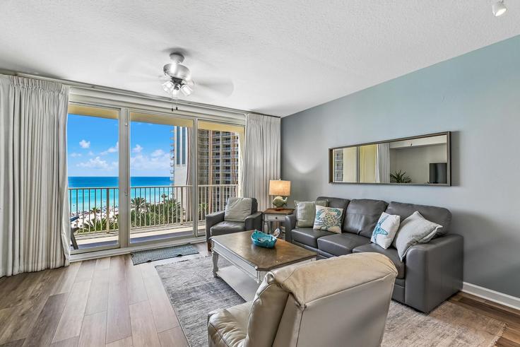 Salle de séjour élégante avec mobilier moderne dans un appartement à Building South Thomas Drive - vacations-perfected - 1523365 à Panama City Beach, Panama City Beach Salle de séjour élégante avec mobilier moderne dans un appartement à Building South Thomas Drive - vacations-perfected - 1523365 à Panama City Beach, Panama City Beach