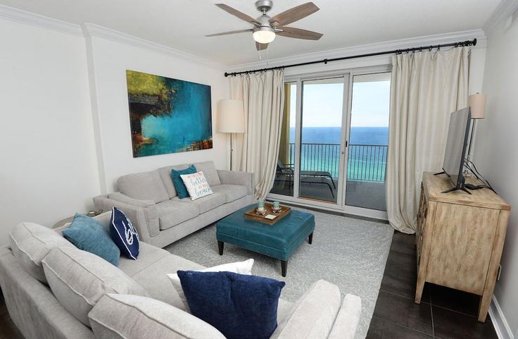 Panama City Beach Panama City BeachのBuilding Front Beach Road - vacations-perfected - 1523333のアパートメントにある、モダンな家具を備えたエレガントなデザインのリビングルーム Panama City Beach Panama City BeachのBuilding Front Beach Road - vacations-perfected - 1523333のアパートメントにある、モダンな家具を備えたエレガントなデザインのリビングルーム