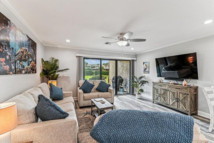 Panama City Beach Panama City BeachのBuilding Panama City Beach Parkway - vacations-perfected - 1523371のアパートメントにある、モダンな家具を備えたエレガントなデザインのリビングルーム Panama City Beach Panama City BeachのBuilding Panama City Beach Parkway - vacations-perfected - 1523371のアパートメントにある、モダンな家具を備えたエレガントなデザインのリビングルーム