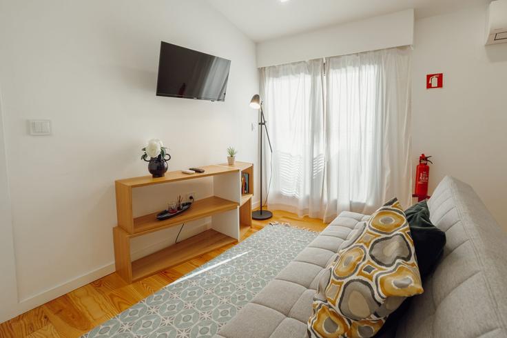 Elegant gestaltetes Wohnzimmer mit moderner Einrichtung in einer Wohnung im Building Rua da Estação - vacationy - 1506498 in Campanhã, Porto Elegant gestaltetes Wohnzimmer mit moderner Einrichtung in einer Wohnung im Building Rua da Estação - vacationy - 1506498 in Campanhã, Porto