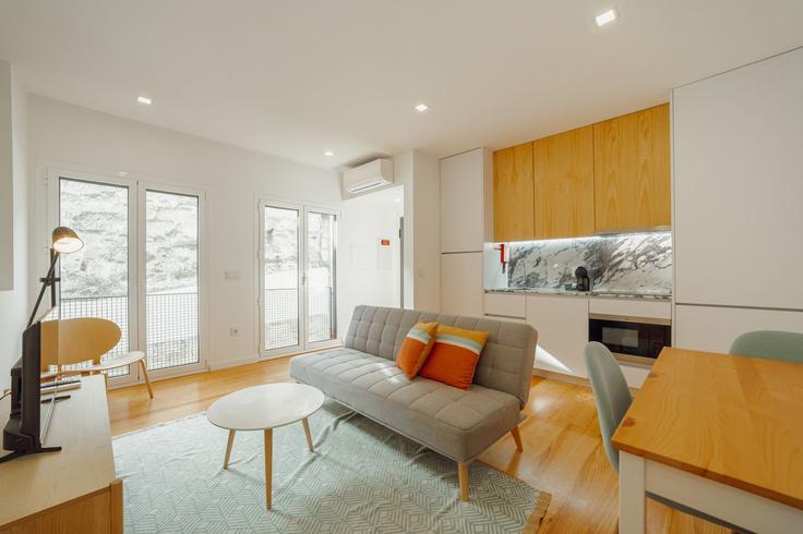 Elegant gestaltetes Wohnzimmer mit moderner Einrichtung in einer Wohnung im Building Rua da Estação - vacationy - 1506495 in Campanhã, Porto Elegant gestaltetes Wohnzimmer mit moderner Einrichtung in einer Wohnung im Building Rua da Estação - vacationy - 1506495 in Campanhã, Porto