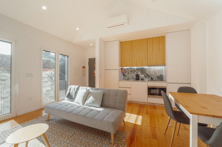 Elegant gestaltetes Wohnzimmer mit moderner Einrichtung in einer Wohnung im Building Rua da Estação - vacationy - 1506492 in Campanhã, Porto Elegant gestaltetes Wohnzimmer mit moderner Einrichtung in einer Wohnung im Building Rua da Estação - vacationy - 1506492 in Campanhã, Porto