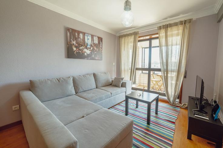 Elegante sala de estar con mobiliario moderno en un apartamento en Building Avenida Comendador Ferreira de Matos - vacationy - 1506520 en Matosinhos e Leça da Palmeira, Matosinhos Elegante sala de estar con mobiliario moderno en un apartamento en Building Avenida Comendador Ferreira de Matos - vacationy - 1506520 en Matosinhos e Leça da Palmeira, Matosinhos