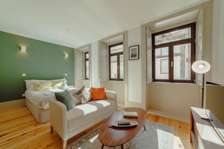 Salle de séjour élégante avec mobilier moderne dans un appartement à Building Rua de Antero de Quental - vacationy - 1506524 à União das freguesias de Cedofeita, Santo Ildefonso, Sé, Miragaia, São Nicolau e Vitória, Porto Salle de séjour élégante avec mobilier moderne dans un appartement à Building Rua de Antero de Quental - vacationy - 1506524 à União das freguesias de Cedofeita, Santo Ildefonso, Sé, Miragaia, São Nicolau e Vitória, Porto