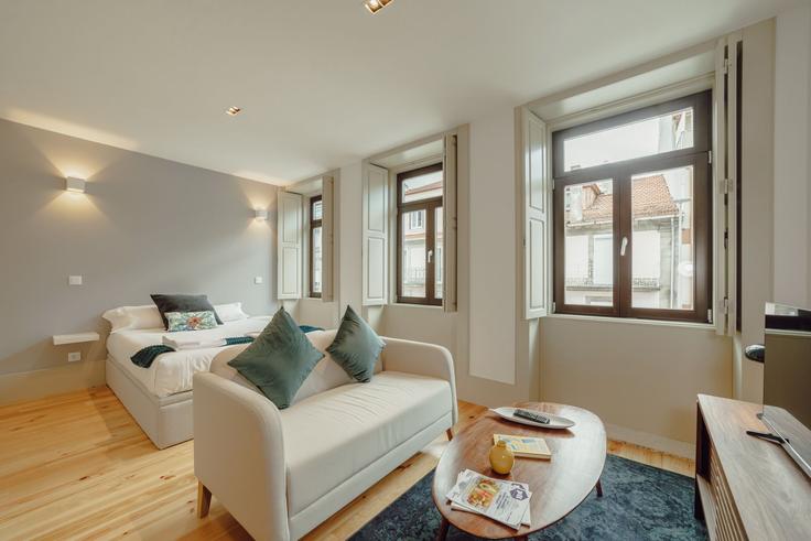Salle de séjour élégante avec mobilier moderne dans un appartement à Building Rua de Antero de Quental - vacationy - 1506534 à União das freguesias de Cedofeita, Santo Ildefonso, Sé, Miragaia, São Nicolau e Vitória, Porto Salle de séjour élégante avec mobilier moderne dans un appartement à Building Rua de Antero de Quental - vacationy - 1506534 à União das freguesias de Cedofeita, Santo Ildefonso, Sé, Miragaia, São Nicolau e Vitória, Porto