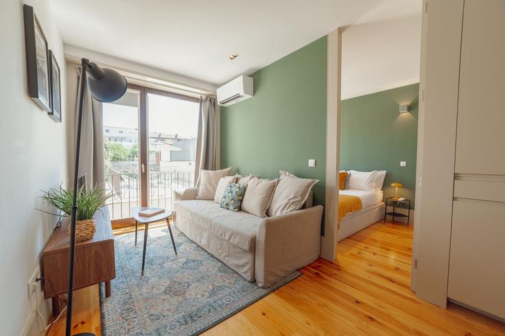 Elegant gestaltetes Wohnzimmer mit moderner Einrichtung in einer Wohnung im Building Rua de Antero de Quental - vacationy - 1506523 in União das freguesias de Cedofeita, Santo Ildefonso, Sé, Miragaia, São Nicolau e Vitória, Porto