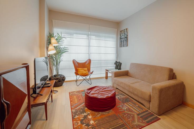 Sala de estar elegantemente projetada com móveis modernos em um apartamento no Building Rua da Torrinha - vacationy - 1506559 em União das freguesias de Cedofeita, Santo Ildefonso, Sé, Miragaia, São Nicolau e Vitória, Porto Sala de estar elegantemente projetada com móveis modernos em um apartamento no Building Rua da Torrinha - vacationy - 1506559 em União das freguesias de Cedofeita, Santo Ildefonso, Sé, Miragaia, São Nicolau e Vitória, Porto