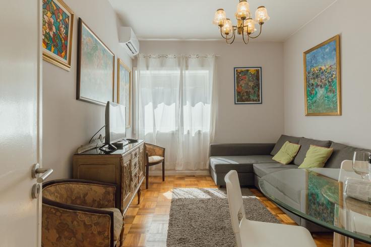 Sala de estar elegantemente projetada com móveis modernos em um apartamento no Building Rua do Breiner - vacationy - 1506563 em União das freguesias de Cedofeita, Santo Ildefonso, Sé, Miragaia, São Nicolau e Vitória, Porto