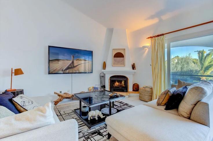 Elegante sala de estar con mobiliario moderno en un apartamento en Building Rua de Areias dos Moinhos - vacationy - 1506583 en Lagoa e Carvoeiro, Carvoeiro