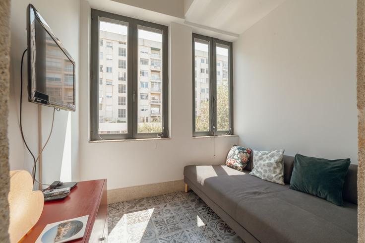 Salle de séjour élégante avec mobilier moderne dans un appartement à Building Rua da Constituição - vacationy - 1506576 à União das freguesias de Cedofeita, Santo Ildefonso, Sé, Miragaia, São Nicolau e Vitória, Porto Salle de séjour élégante avec mobilier moderne dans un appartement à Building Rua da Constituição - vacationy - 1506576 à União das freguesias de Cedofeita, Santo Ildefonso, Sé, Miragaia, São Nicolau e Vitória, Porto