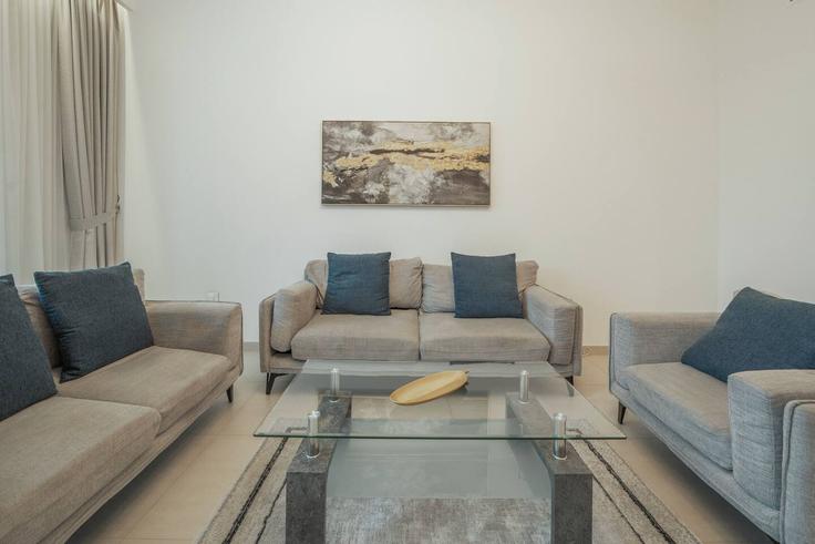 Dubai Zaa'beel SecondのBuilding Street 3 - vacaylettingsvacationshomesrental - 1057507 - DXBのアパートメントにある、モダンな家具を備えたエレガントなデザインのリビングルーム