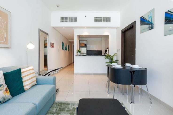 Dubai Marina, Dubai에 위치한 Building Tariaq Bedon Esm - vacaylettingsvacationshomesrental - 1057459 - DXB 아파트의 세련된 인테리어가 돋보이는 거실