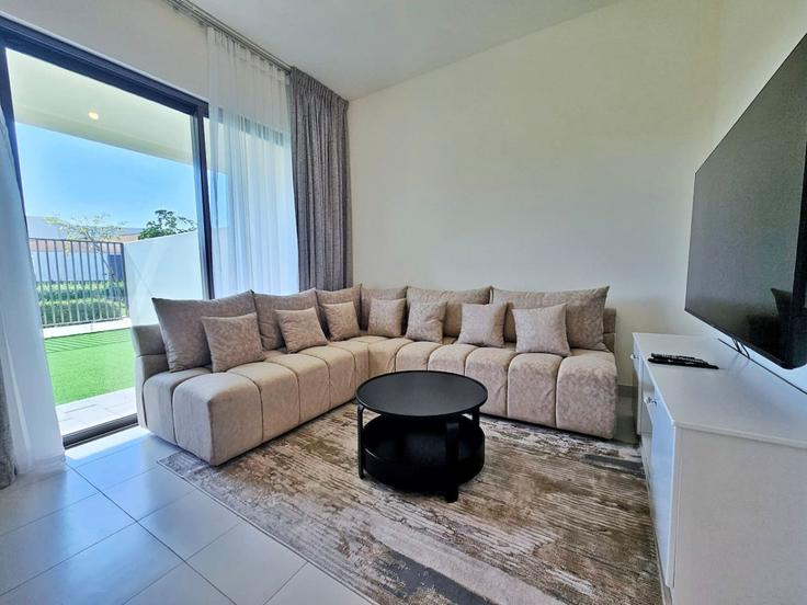 Dubai, Dubai 소재 Building Tariaq Bedon Esm - vacaylettingsvacationshomesrental - 1057489 - DXB 유닛에 마련된, 현대적인 가구로 꾸며진 우아한 디자인의 거실