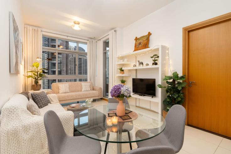 Sala de estar elegantemente projetada com móveis modernos em um apartamento no Building Marina Promenade - vacaylettingsvacationshomesrental - 1057491 - DXB em Dubai Marina, Dubai