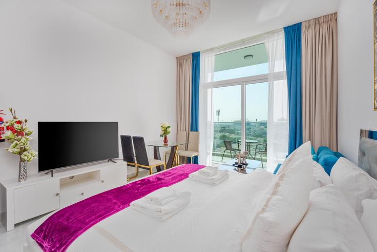 Dubai Jebel Ali VillageのBuilding Gardens Boulevard - vacaylettingsvacationshomesrental - 1057503 - DXBのアパートメントにある、モダンな家具を備えたエレガントなデザインのリビングルーム