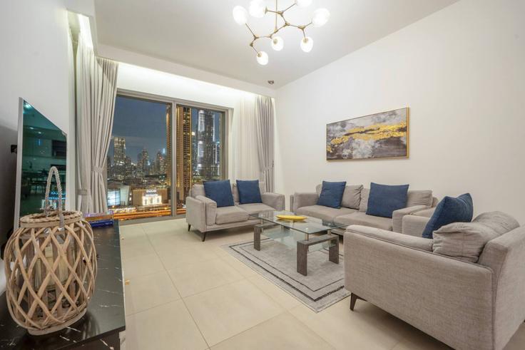 Sala de estar elegantemente projetada com móveis modernos em um apartamento no Building Street 3 - vacaylettingsvacationshomesrental - 1057507 - DXB em Zaa'beel Second, Dubai