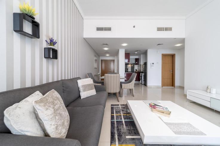 Building Al Sharta Street - vacaylettingsvacationshomesrental - 1237374 - DXB adresindeki bir dairede modern mobilyalarla zarif bir şekilde tasarlanmış oturma odası Dubai Marina, Dubai