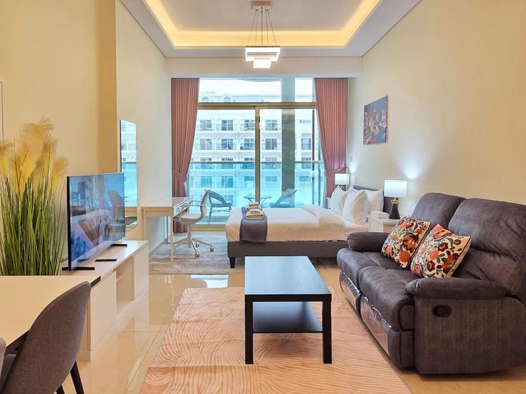Elegant gestaltetes Wohnzimmer mit moderner Einrichtung in einer Wohnung im Building Tariaq Bedon Esm - vacaylettingsvacationshomesrental - 1256030 - DXB in Arjan-Dubailand, Dubai