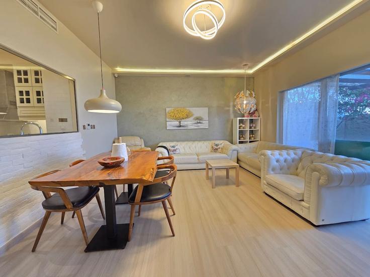 Building Tariaq Bedon Esm - vacaylettingsvacationshomesrental - 1358037 adresindeki bir dairede modern mobilyalarla zarif bir şekilde tasarlanmış oturma odası Madinat Al Mataar, Dubai Building Tariaq Bedon Esm - vacaylettingsvacationshomesrental - 1358037 adresindeki bir dairede modern mobilyalarla zarif bir şekilde tasarlanmış oturma odası Madinat Al Mataar, Dubai