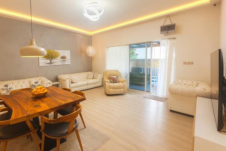 Elegante sala de estar con mobiliario moderno en un apartamento en Building Tariaq Bedon Esm - vacaylettingsvacationshomesrental - 1358037 en Madinat Al Mataar, Dubai Elegante sala de estar con mobiliario moderno en un apartamento en Building Tariaq Bedon Esm - vacaylettingsvacationshomesrental - 1358037 en Madinat Al Mataar, Dubai