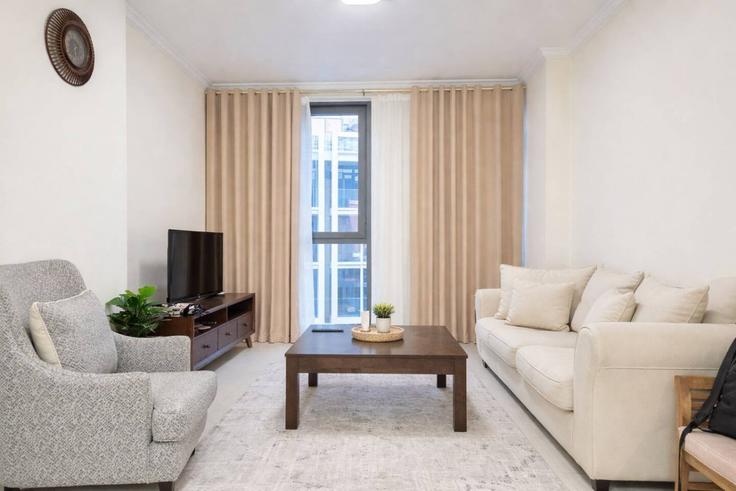 Dubai MirdifのBuilding 78th Street - vacaylettingsvacationshomesrental - 1461639のアパートメントにある、モダンな家具を備えたエレガントなデザインのリビングルーム