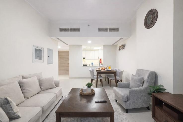 Sala de estar elegantemente projetada com móveis modernos em um apartamento no Building 78th Street - vacaylettingsvacationshomesrental - 1461639 em Mirdif, Dubai