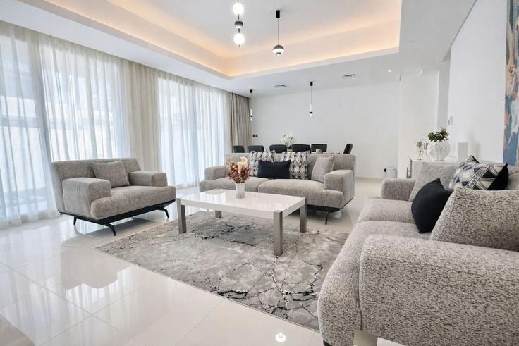 Salle de séjour élégante avec mobilier moderne dans un appartement à Building Tariaq Bedon Esm - vacaylettingsvacationshomesrental - 1510343 à Madinat Hind 4, Dubai