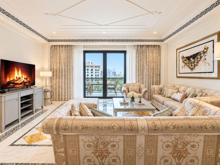 Dubai Al JadafのBuilding Al Khail Road - vacaylettingsvacationshomesrental - 1625959のアパートメントにある、モダンな家具を備えたエレガントなデザインのリビングルーム Dubai Al JadafのBuilding Al Khail Road - vacaylettingsvacationshomesrental - 1625959のアパートメントにある、モダンな家具を備えたエレガントなデザインのリビングルーム