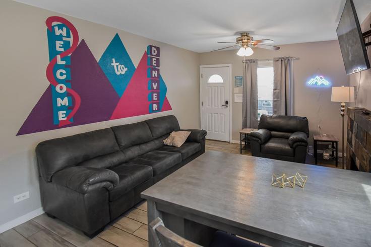 Denver, Denver에 위치한 Building Trenton Street - vacayplay-llc - 1342422 유닛의 세련된 인테리어가 돋보이는 거실 Denver, Denver에 위치한 Building Trenton Street - vacayplay-llc - 1342422 유닛의 세련된 인테리어가 돋보이는 거실
