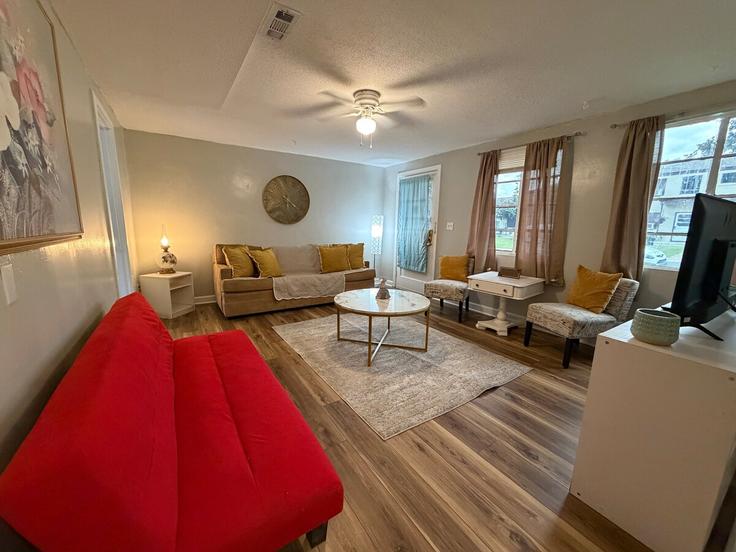 Elegant gestaltetes Wohnzimmer mit moderner Einrichtung in einer Wohnung im Building North Patterson Street - valdosta-property-rentals - 1628686 in Valdosta, Valdosta Elegant gestaltetes Wohnzimmer mit moderner Einrichtung in einer Wohnung im Building North Patterson Street - valdosta-property-rentals - 1628686 in Valdosta, Valdosta