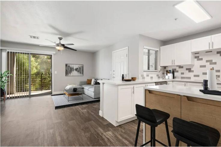 Surprise, Surprise 소재 Building North 140th Drive - valhalla-suites - 1374263 유닛에 마련된, 현대적인 가구로 꾸며진 우아한 디자인의 거실