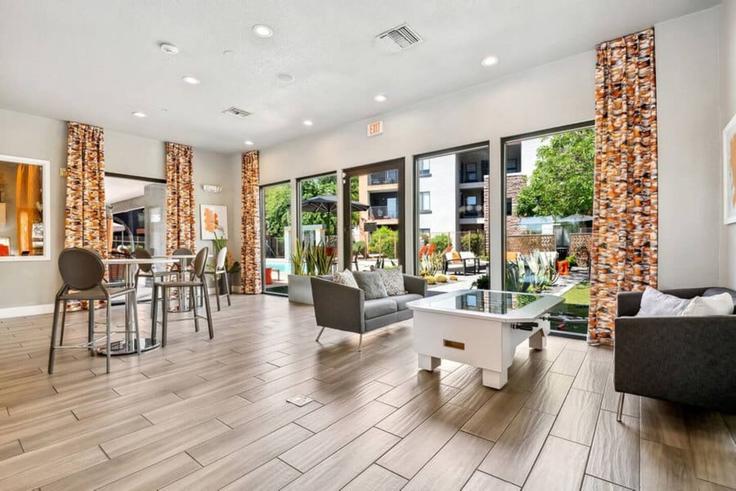 Surprise, Surprise 소재 Building North 140th Drive - valhalla-suites - 1370240 유닛에 마련된, 현대적인 가구로 꾸며진 우아한 디자인의 거실