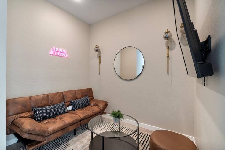 Sala de estar elegantemente projetada com móveis modernos em um apartamento no Building North Parkview Place - valhalla-suites - 1335742 em Surprise, Surprise