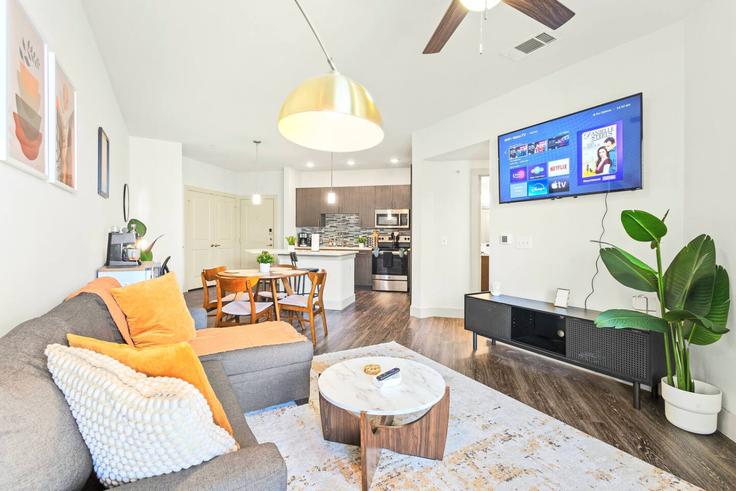 Salle de séjour élégante avec mobilier moderne dans un appartement à Building Midtown Boulevard - valhalla-suites - 1335743 à Dallas, Dallas