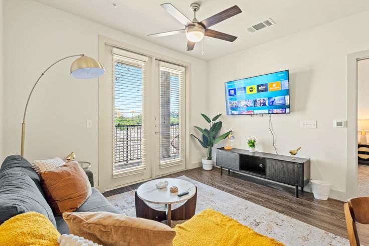 Salle de séjour élégante avec mobilier moderne dans un appartement à Building North Central Expressway - valhalla-suites - 1335744 à Dallas, Dallas