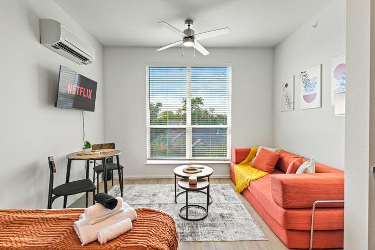 Salle de séjour élégante avec mobilier moderne dans un appartement à Building West 9th Street - valhalla-suites - 1335745 à Dallas, Dallas Salle de séjour élégante avec mobilier moderne dans un appartement à Building West 9th Street - valhalla-suites - 1335745 à Dallas, Dallas