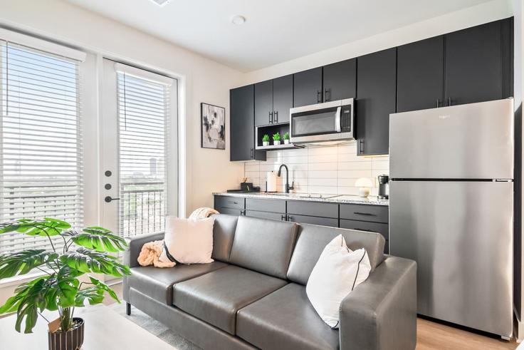Houston HoustonのBuilding Richmond Avenue - valhalla-suites - 1335749のアパートメントにある、モダンな家具を備えたエレガントなデザインのリビングルーム