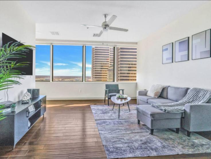 Dallas DallasのBuilding Elm Street - valhalla-suites - 1335754のアパートメントにある、モダンな家具を備えたエレガントなデザインのリビングルーム