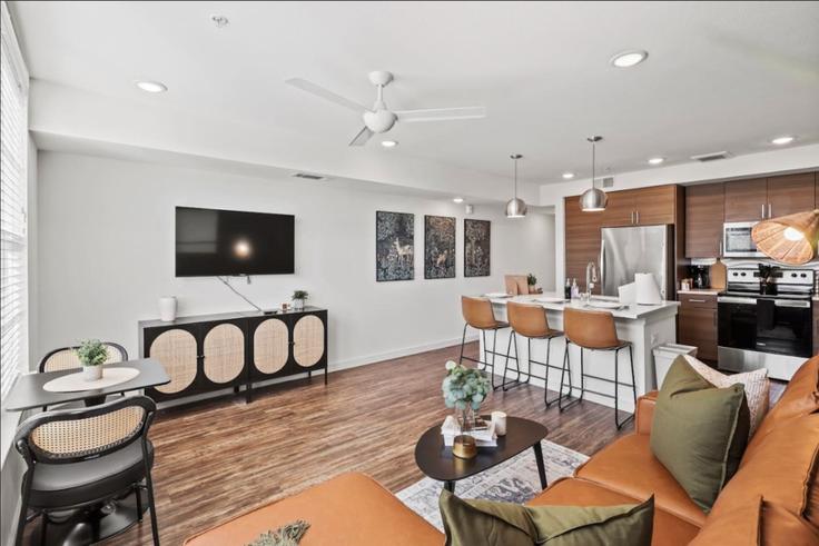 Building North Madison Avenue - valhalla-suites - 1335757 adresindeki bir dairede modern mobilyalarla zarif bir şekilde tasarlanmış oturma odası Dallas, Dallas Building North Madison Avenue - valhalla-suites - 1335757 adresindeki bir dairede modern mobilyalarla zarif bir şekilde tasarlanmış oturma odası Dallas, Dallas