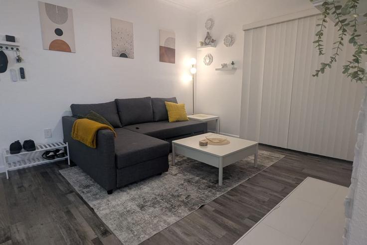 Elegante sala de estar con mobiliario moderno en un apartamento en Building Kings Road - valhalla-suites - 1335761 en Dallas, Dallas Elegante sala de estar con mobiliario moderno en un apartamento en Building Kings Road - valhalla-suites - 1335761 en Dallas, Dallas