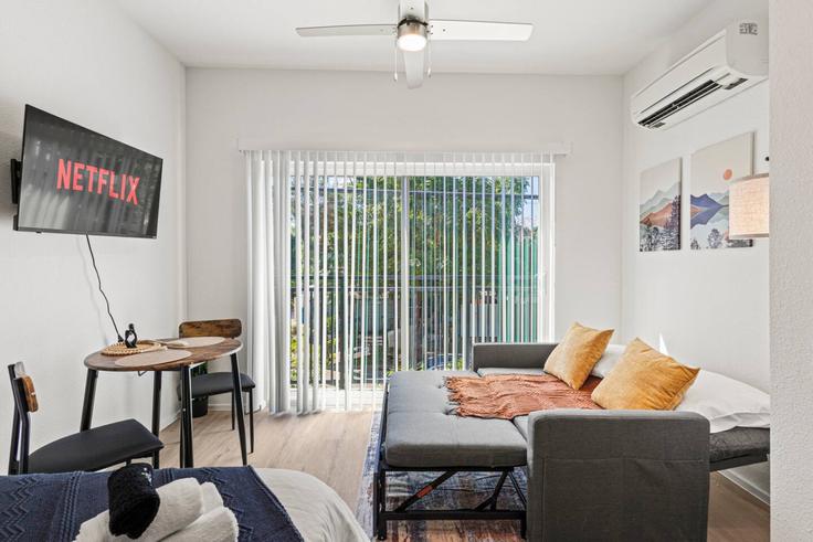 Building West 9th Street - valhalla-suites - 1335762 adresindeki bir dairede modern mobilyalarla zarif bir şekilde tasarlanmış oturma odası Dallas, Dallas Building West 9th Street - valhalla-suites - 1335762 adresindeki bir dairede modern mobilyalarla zarif bir şekilde tasarlanmış oturma odası Dallas, Dallas