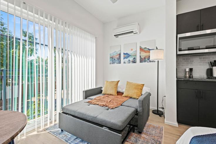 Elegante sala de estar con mobiliario moderno en un apartamento en Building West 9th Street - valhalla-suites - 1335762 en Dallas, Dallas Elegante sala de estar con mobiliario moderno en un apartamento en Building West 9th Street - valhalla-suites - 1335762 en Dallas, Dallas