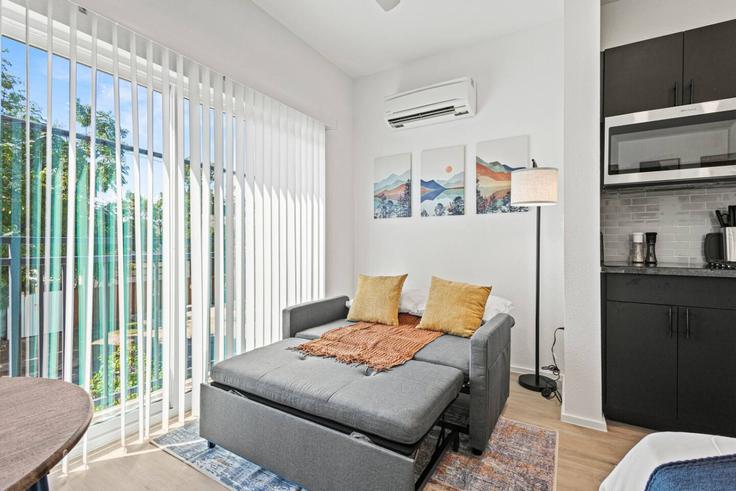 Building West 9th Street - valhalla-suites - 1335763 adresindeki bir dairede modern mobilyalarla zarif bir şekilde tasarlanmış oturma odası Dallas, Dallas